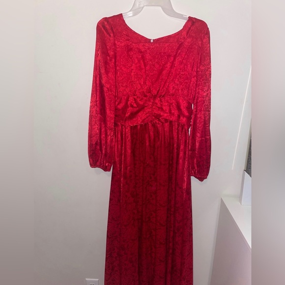 Red square neck satin dress - Picture 4 of 4